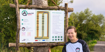 Julia Heukamp, Naturfreunde Tecklenburg, im activity-park brochterbeck berichtet über den neuen Boulderblock.