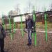 Im Activity-Park Brochterbeck: BSV-Brochterbeck-Mann Maik Helmig und Bürgermeister Stefan Streit weihen Calisthenics-Park/Fitnesspark ein. Foto: Simon Drees