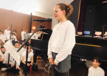 GAG-Weihnachtskonzert am Graf-Adolf-Gymnasium in Tecklenburg - Schülerin singt