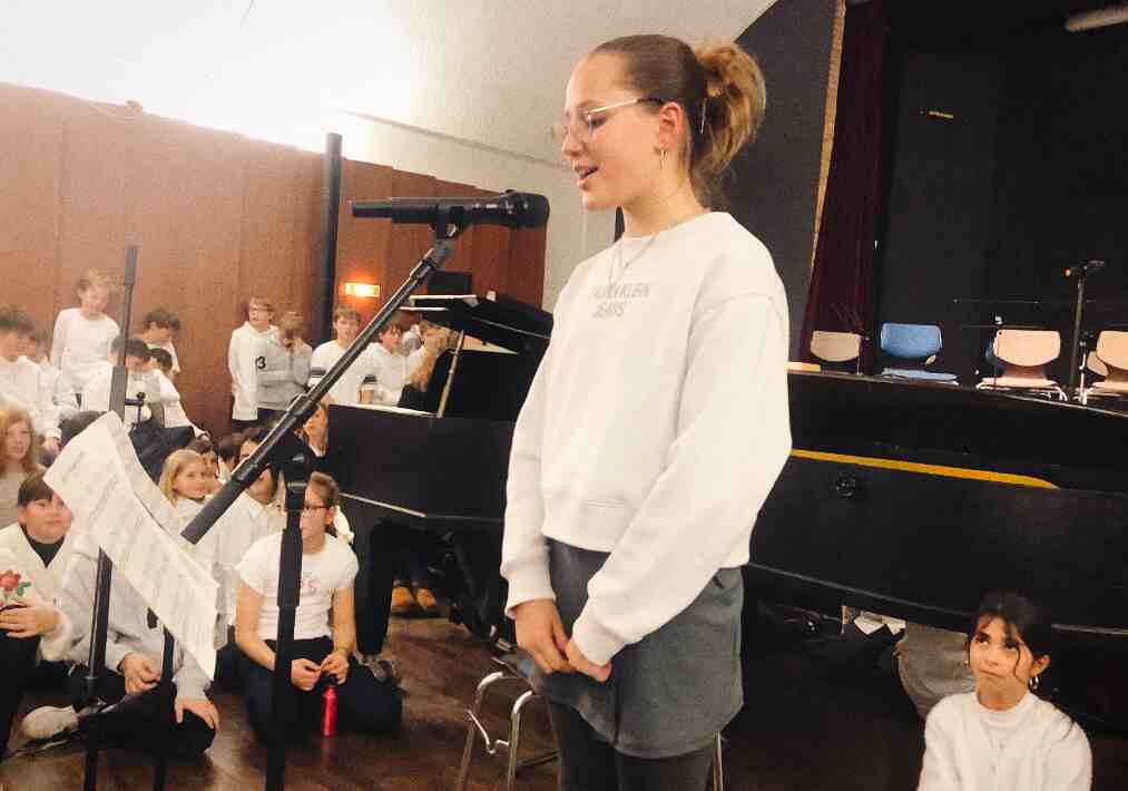 GAG-Weihnachtskonzert am Graf-Adolf-Gymnasium in Tecklenburg - Schülerin singt