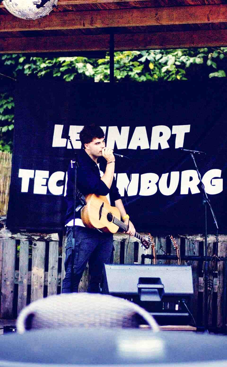Lennart Tecklenburg ist Musiker aus Tecklenburg und spielt am graf-Adolf-Gymnasium für den guten Zweck
