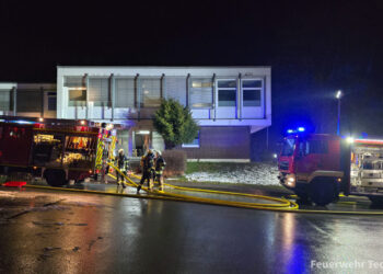 Feuer in Wohnungsunterkunft in Tecklenburg: Brand löst Großeinsatz der Feuerwehr in Tecklenburg aus - 26 Bewohner gerettet