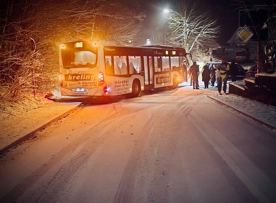 Tecklenburg im Winterchaos: Verungückte Zeitungszustellerin auf dem Weg nach Leeden, festgefahrener Bus in Tecklenburg