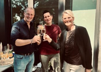 Tecklenburgs Bürgermeister Stefan Streit, Schulleiterinnen Uta Franke und Heike Veerkamp bei Einweihung des Anbaus Grundschule Brochterbeck