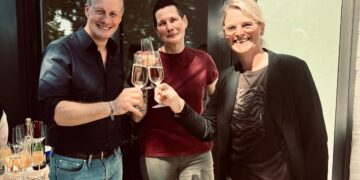 Tecklenburgs Bürgermeister Stefan Streit, Schulleiterinnen Uta Franke und Heike Veerkamp bei Einweihung des Anbaus Grundschule Brochterbeck