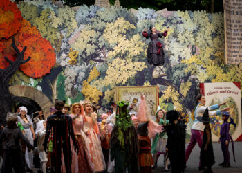 Snow White and Me - Endora (Lisa Kolada) und die Bewohner des Märchenlands_Foto Daniel Lagerpusch