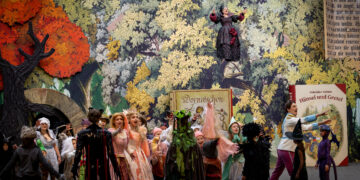 Snow White and Me - Endora (Lisa Kolada) und die Bewohner des Märchenlands_Foto Daniel Lagerpusch