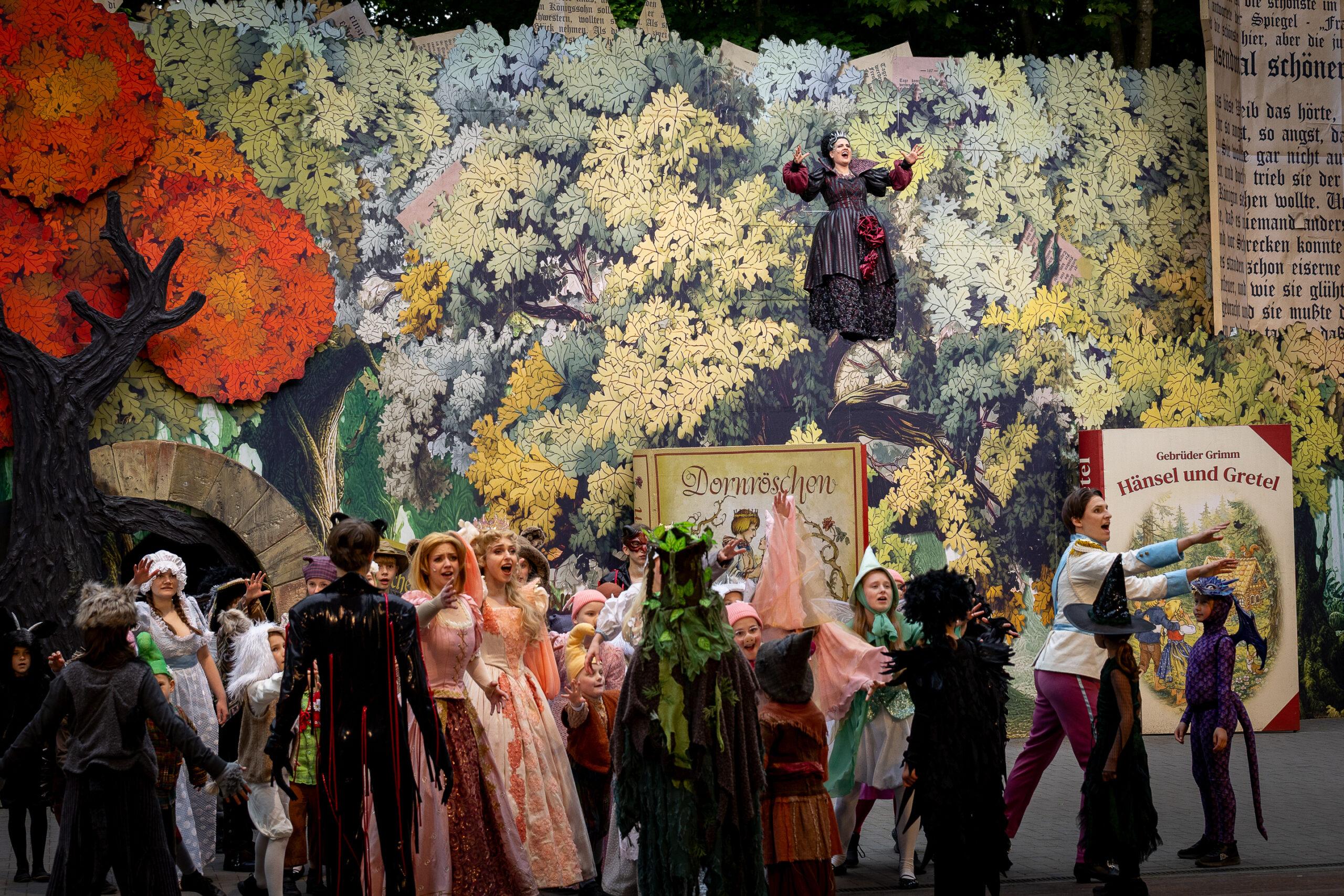 Snow White and Me - Endora (Lisa Kolada) und die Bewohner des Märchenlands_Foto Daniel Lagerpusch