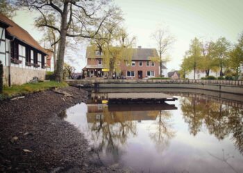 Brochterbeck: Mühlenteich-Bühne per Autokran rausgeholt