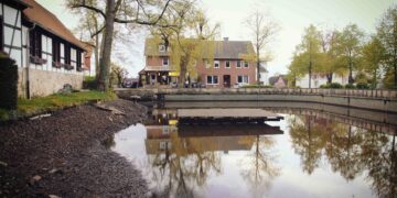 Brochterbeck: Mühlenteich-Bühne per Autokran rausgeholt