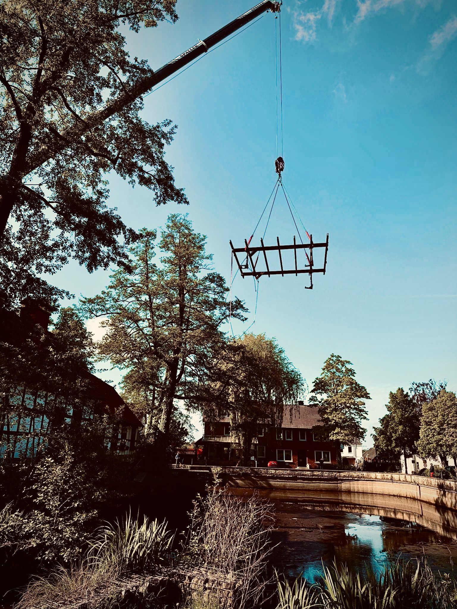 Brochterbecker Bühne im Mühlenteich wurde per Autokran zu Überholungsarbeiten rausgehoben