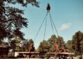 Brochterbecker Bühne im Mühlenteich wurde per Autokran zu Überholungsarbeiten rausgehoben