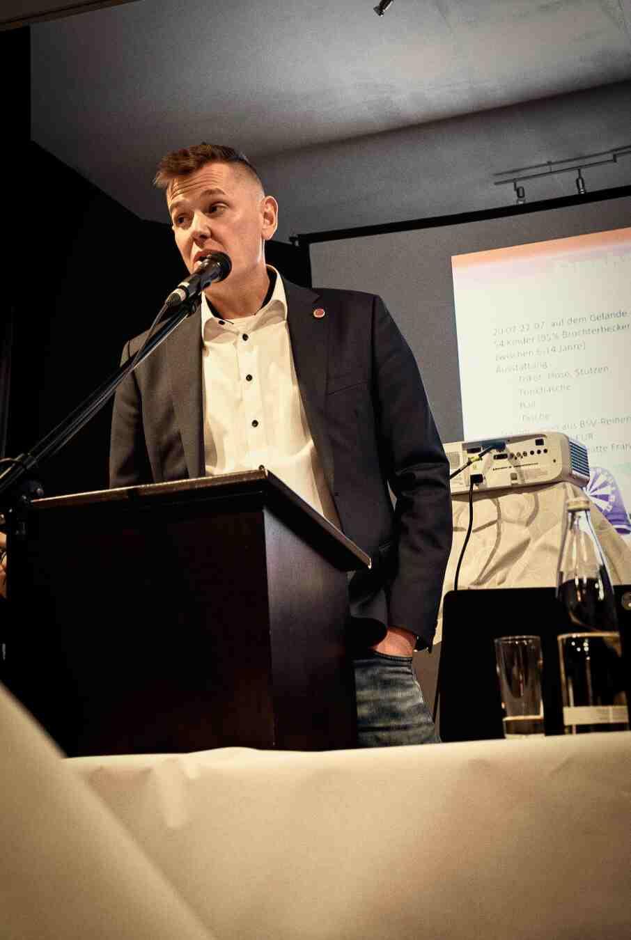 Sebastian Schürmann vom Brochterbecker Sportverein präsentiert das neue BSV-Fußballcamp in Tecklenburg-Brochterbeck im Sommer 2026.