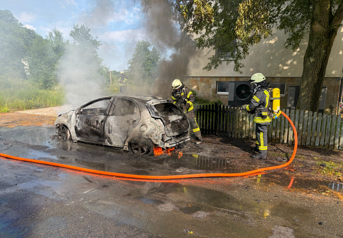 Leeden: PKW brennt komplett aus - Feuerwehr Tecklenburg im Einsatz