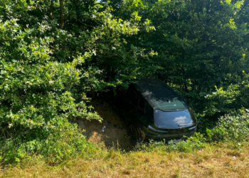 Rettungshubschrauber in Leeden: Auto landet in Straßengraben