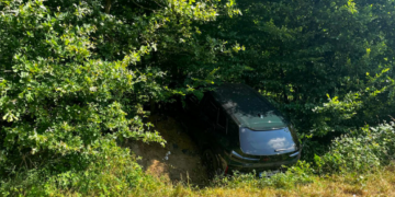 Rettungshubschrauber in Leeden: Auto landet in Straßengraben