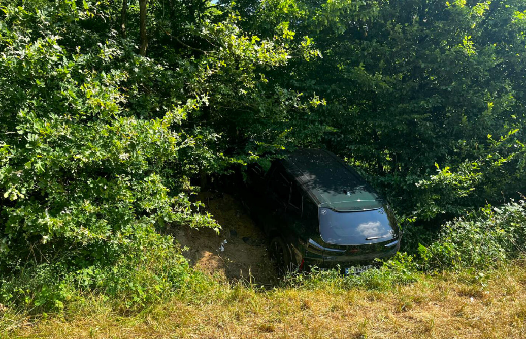 Rettungshubschrauber in Leeden: Auto landet in Straßengraben