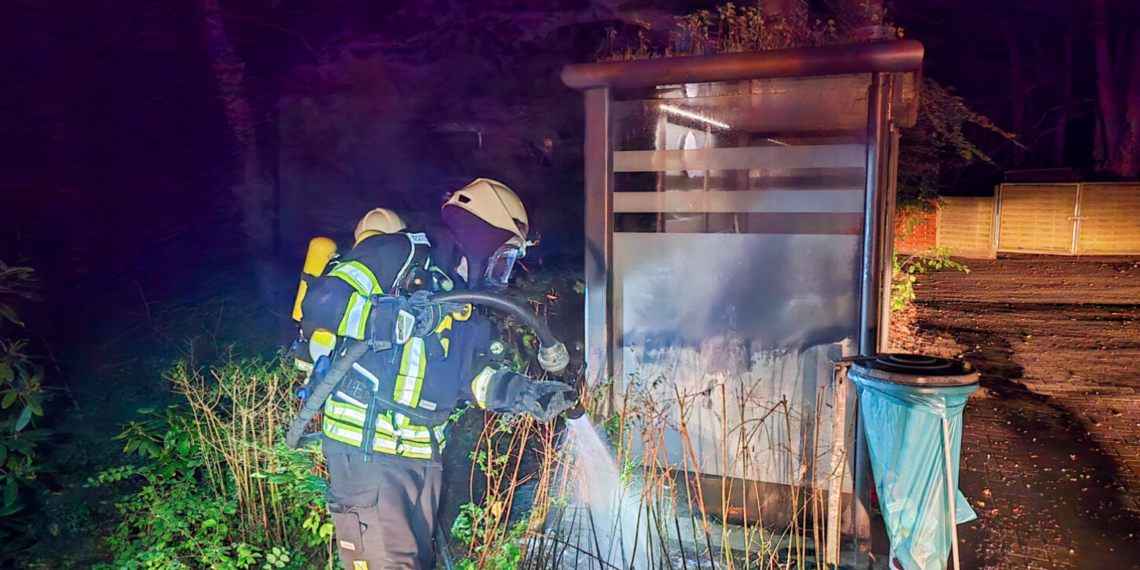 Feuerwehr Tecklenburg löscht Brand - Feuerwehrmann mit Atemschutz bei Unterstand der Klnik Tecklenburger Land