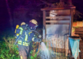Feuerwehr Tecklenburg löscht Brand - Feuerwehrmann mit Atemschutz bei Unterstand der Klnik Tecklenburger Land