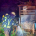 Feuerwehr Tecklenburg löscht Brand - Feuerwehrmann mit Atemschutz bei Unterstand der Klnik Tecklenburger Land