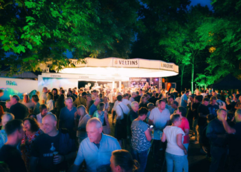 Viele Menschen stehen um Bierstand bei Kirmes in Tecklenburg-Brochterbeck