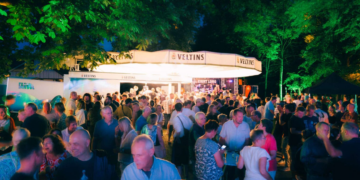 Viele Menschen stehen um Bierstand bei Kirmes in Tecklenburg-Brochterbeck