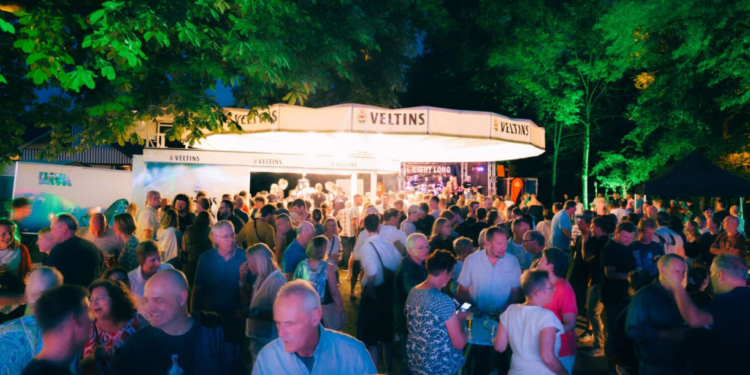 Viele Menschen stehen um Bierstand bei Kirmes in Tecklenburg-Brochterbeck