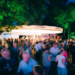 Viele Menschen stehen um Bierstand bei Kirmes in Tecklenburg-Brochterbeck