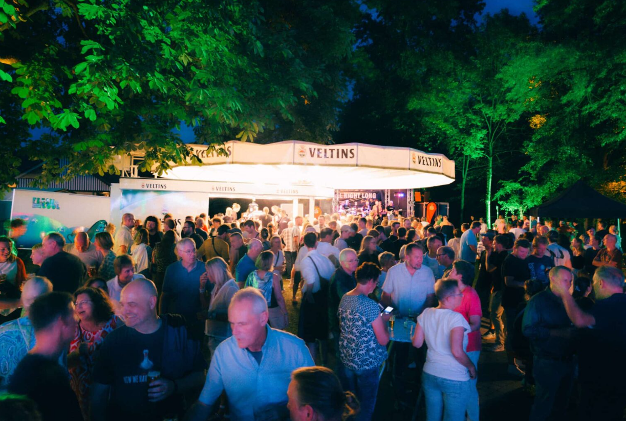 Viele Menschen stehen um Bierstand bei Kirmes in Tecklenburg-Brochterbeck